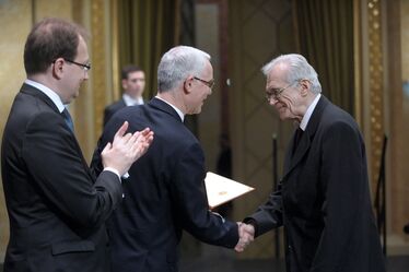 Farkas Árpád (jobbról) átveszi a kitüntetést Balog Zoltán minisztertől. fotó: Bartos Gyula
