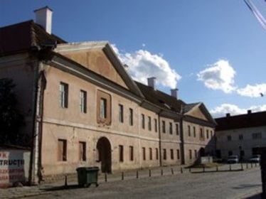 Tatarozzák a volt katonaneveldét