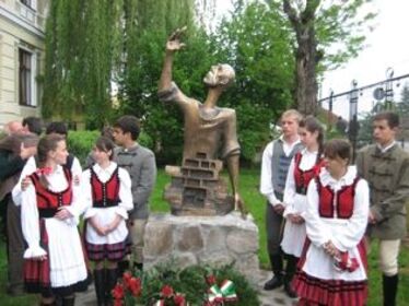Vetró András önépítő Nagy Mózes-szobra