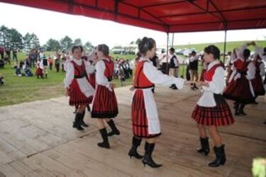 Bemutatkozik a gelencei Zernyealja Néptánccsoport