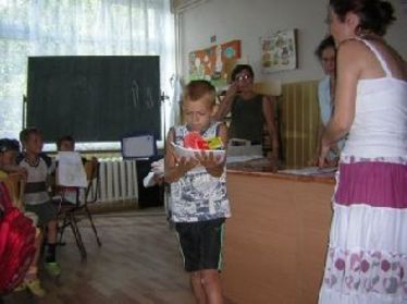 Vakációban is működik a Mentsétek meg a gyermekeket! program. Tegnap csomagokat osztottak