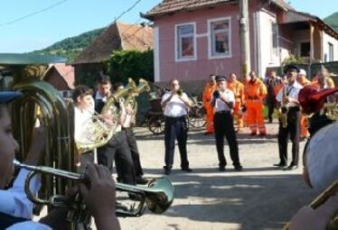 A helybeli fúvószenekar hívogatja a község lakóit A szerző felvétele