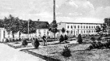 A szövőgyár épülete a tanítónőképző parkosított udvarából nézve. A bal oldali polgári ház még ma is áll. 
