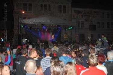 Többezres tömeg hallgatta
