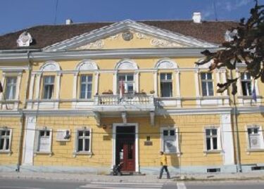 Piros-fehér-zöld zászló jelzi, a könyvtár emeletén működik a Magyar Kulturális Központ