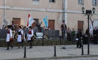 Főhajtás a hősök emlékművénél    A szerző felvétele