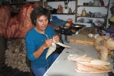 Csuhészobrász és illusztrátor Ozsdolán