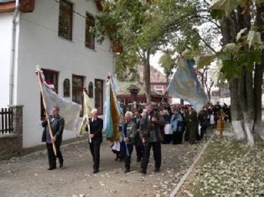 Kóruszászlók alatt vonulnak az énekesek                    A szerző felvétele