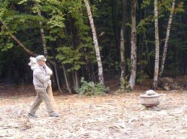 Ráduly István kukoricát szór