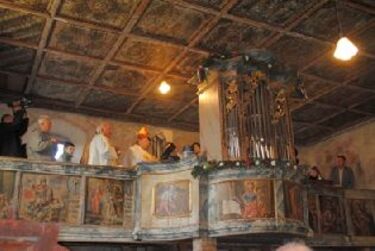 Pénzes János püspök megszenteli a hangszert