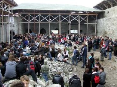 Dávid Ferenc-emlékzarándoklat. Félezren a dévai várban