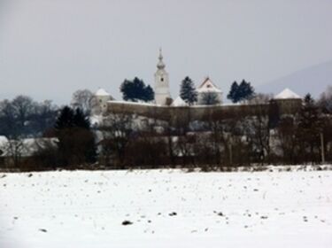 Illyefalva a magasló vártemplommal