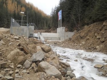 A szentegyházai erőmű gyűjtőgátja: szemkiszúrás a hallépcső