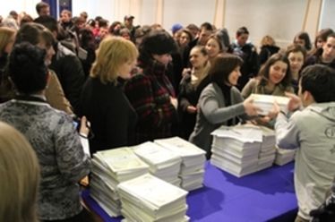 Könyvet kaptak ajándékba