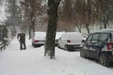 Csúszásgátlót még kevesen használnak, a klasszikus hólapátot annál többen       Albert Levente felvétele