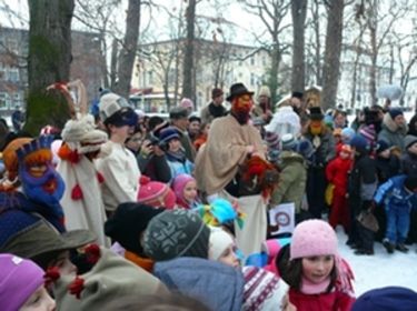 Farsangfarkát ünneplők a parkban. A szerző felvétele