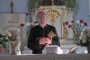 Dr. Pápai Lajos az ereklyével. A szerző felvétele