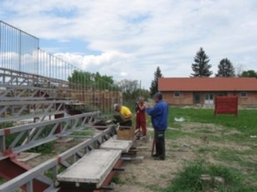 Épül a lelátó. A szerző felvételei