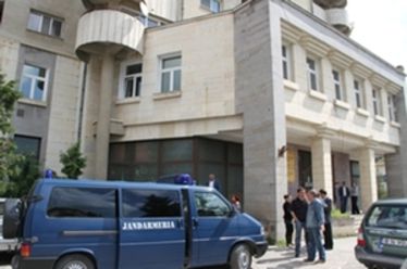 A csendőrök készenlétben várakoztak
