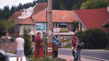 Kijelölik a zarándokutat. Fotó: Bernád Ella