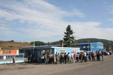 Elégedetlenkedők a gyárkapu előtt. A szerző felvétele
