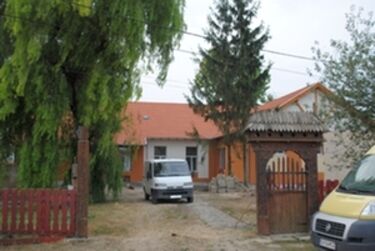 A felújított kézdimartonfalvi iskola. Iochom István felvétele