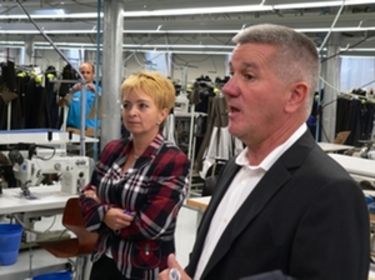 A Keresztes házaspár bemutatja a gyárat – fél év alatt építették. A szerző felvétele