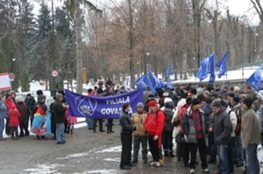 Februárban utcán tiltakoztak a megszorítások miatt