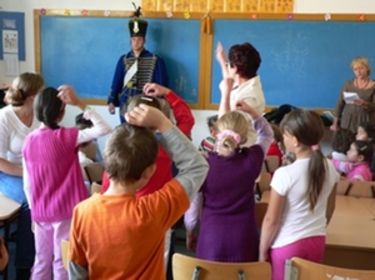 Játék és huszárbemutató a vargyasi iskolában. A szerző felvétele