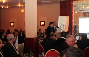 Oklevelet ad át a kamara elnöke – elismerték a jó gazdasági eredményeket. Albert Levente felvétele