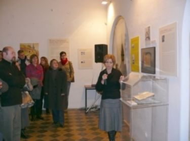 Tasnádi Zsuzsanna Kós Károly kéziratát mutatja                                 A szerző felvétele