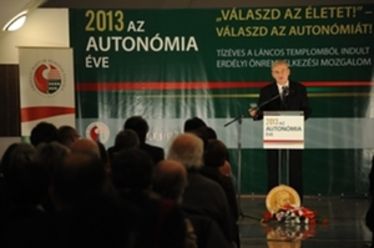 Tőkés László előadás közben
