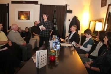 Köllő Zsolt Ágoston bemutatja a kiadványt. Albert Levente felvétele