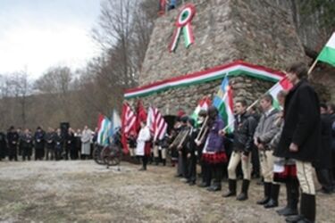 Gábor Áron ágyúja a bodvaji vashámor előtt                               A szerző felvétele