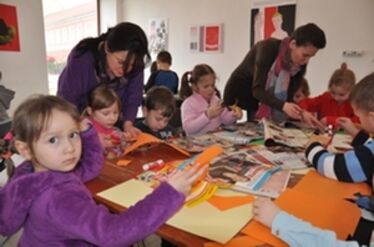 A Hófehérke Napközi Otthon óvodásai kollázsokat készítenek. Vetró Barnabás felvétele