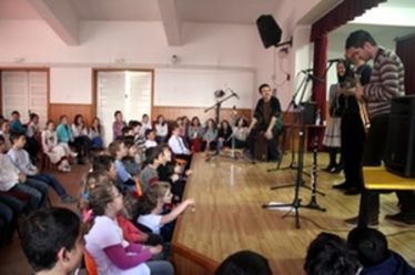 Váradi József Általános Iskola – tanóra helyett az Evilági együttes Dalóka című előadása. Albert Levente felvétele