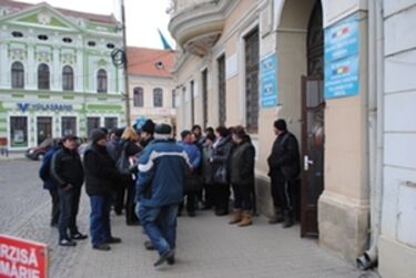 Március elsején Kézdivásárhely főterén tiltakoztak a piaci árusok. A szerző felvétele