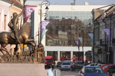 Ünneplőbe öltözött a város. Oszlopokra kerültek a Szent György-napi zászlók