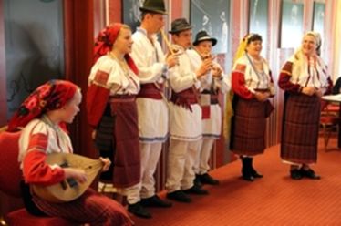 Nyisztor Ilona és a pusztinai fiatalok. Albert Levente felvétele