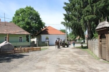 A volt községháza (középen): a Kőrösi Csoma Sándor-emlékkiállítás és a Kalabucs közbirtokosság székhelye