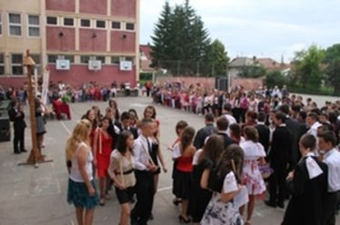 Ballagnak a nyolcadikosok a sepsiszentgyörgyi Gödri Ferenc Általános Iskolában. Albert Levente felvétele
