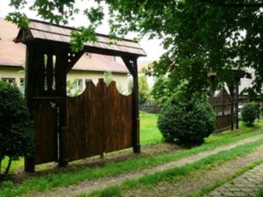 A futásfalvi, mögötte a kézdimartonfalvi kapu