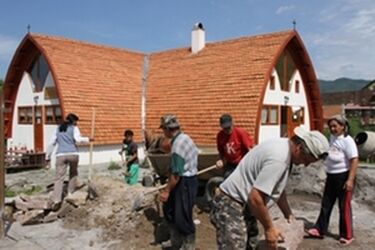 Készül a szép kapu Böjte atya napközijénél 