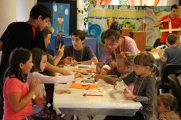 Kézműveskednek a gyerekek. A szerző felvétele