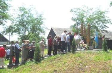 Zarándokok az új emlékmű előtt