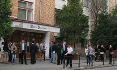 Érettségizők a Mikes Kelemen Líceum előtt 	           Fotó: Albert Levente