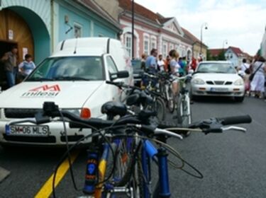 Figyelemfelkeltő villámcsődületet szervezett a Sepsi Bike Egyesület tegnap 14 órakor Sepsiszentgyörgyön az Olt utcában az Ex Libris Könyvesbolt előtti szakaszon.         A szerző felvétele