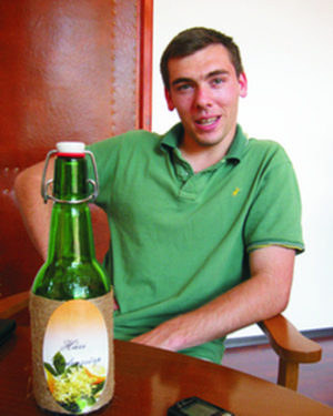 Ifj. Kasléder József a házi bodzaszörppel