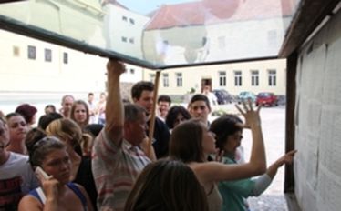 Vizsgajegyek előtt a Székely Mikó Kollégiumban. Albert Levente felvétele