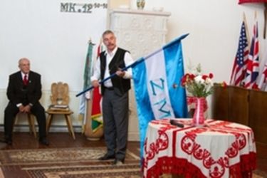 Tamás Sándor átadja Székely Mózes zászlaját                                          Sánta István felvétele